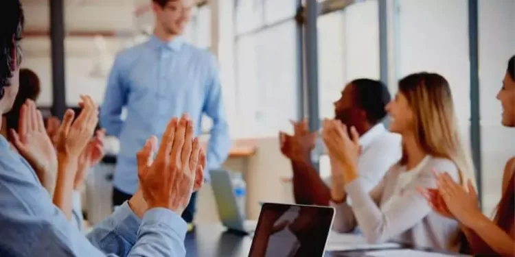 اختيار الموظف المُتميز