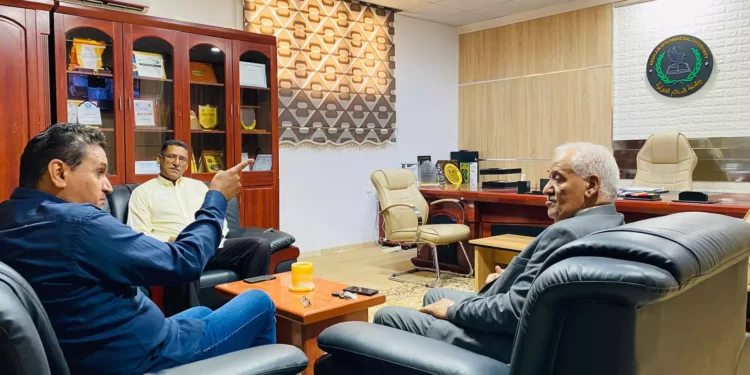 الدكتور توفيق المنفي في ضيافة الجامعة