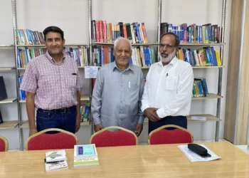 زيارة عدد من الاساتذة لمكتبة الجامعة