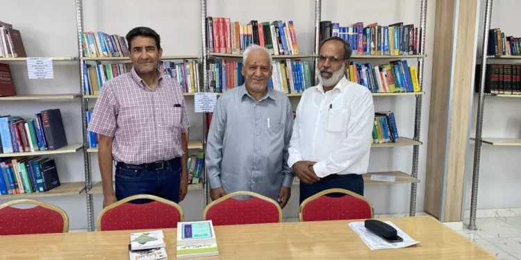 زيارة عدد من الاساتذة لمكتبة الجامعة