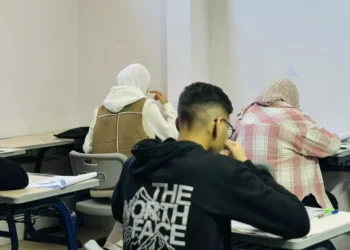 إجراء امتحان رسم هندسي في كلية الهندسة بحضور وكيل الشؤون العلمية بالجامعة