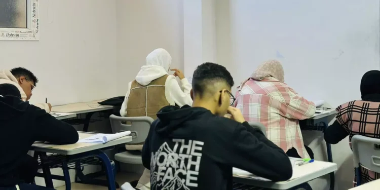 إجراء امتحان رسم هندسي في كلية الهندسة بحضور وكيل الشؤون العلمية بالجامعة